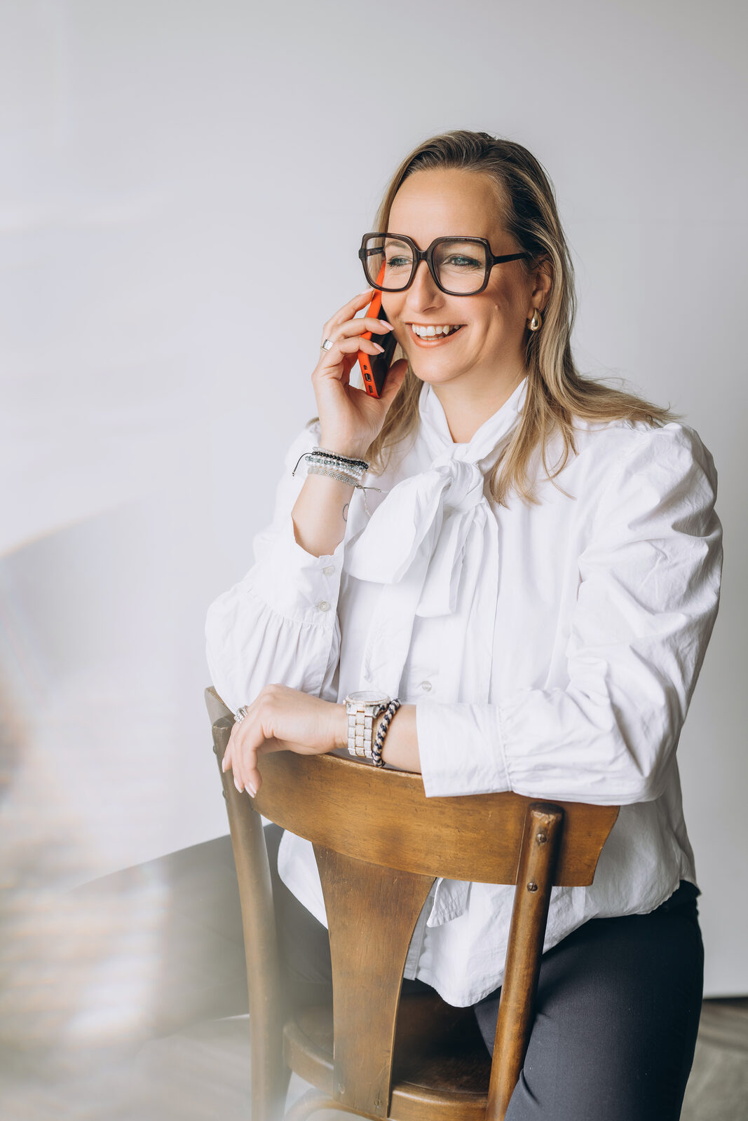 Cindy Rethorn im Gespräch am Telefon
